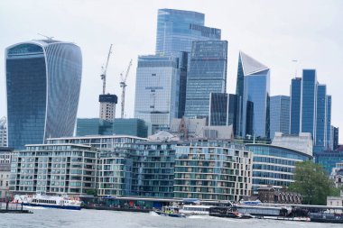 Thames Nehri ve Londra Köprüsü 'ndeki binaların düşük açılı görüntüsü, İngiltere' nin merkezi Londra şehri. Görüntü 18-Haziran-2023 'te çekildi.