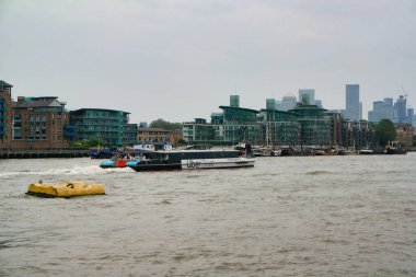 Thames Nehri ve Londra Köprüsü 'ndeki binaların düşük açılı görüntüsü, İngiltere' nin merkezi Londra şehri. Görüntü 18-Haziran-2023 'te çekildi.