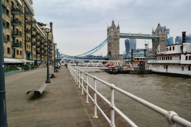 Thames Nehri ve Londra Köprüsü 'ndeki binaların düşük açılı görüntüsü, İngiltere' nin merkezi Londra şehri. Görüntü 18-Haziran-2023 'te çekildi.