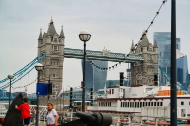 Thames Nehri ve Londra Köprüsü 'ndeki binaların düşük açılı görüntüsü, İngiltere' nin merkezi Londra şehri. Görüntü 18-Haziran-2023 'te çekildi.
