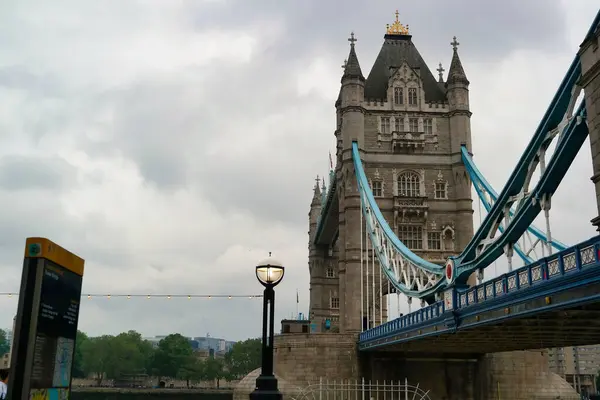 Low Angle View Buildings River Thames London Bridge Central London – stockfoto
