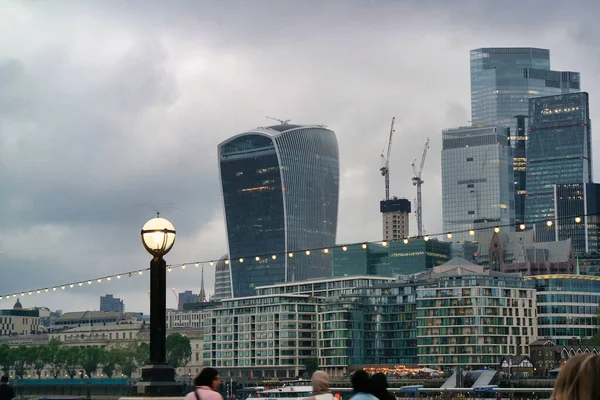 イギリスのセントラル ロンドン シティ イギリス テムズ川とロンドン ブリッジの低角度ビル 映像は18 6月2023日に撮影された — ストック写真