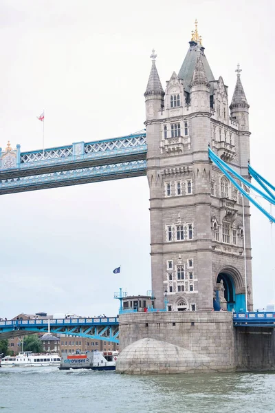 英国伦敦市中心泰晤士河和伦敦桥建筑物的低角度视图 拍摄于2023年6月18日 — 图库照片