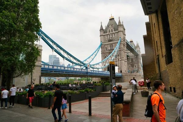 イギリスのセントラル ロンドン シティ イギリス テムズ川とロンドン ブリッジの低角度ビル 映像は18 6月2023日に撮影された — ストック写真