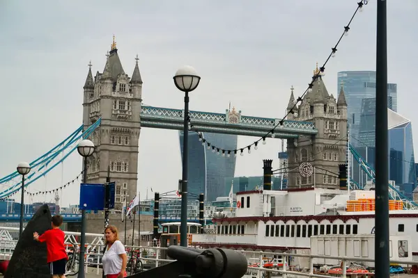 英国伦敦市中心泰晤士河和伦敦桥建筑物的低角度视图 拍摄于2023年6月18日 — 图库照片