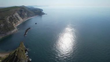İngiltere 'nin en güzel yüksek açılı İngiliz manzarası ve Durdle Door Sahili Büyük Britanya manzarası. Görüntüler Drone 'un kamerasıyla 9 Eylül 2023' te çekildi. (Durdle Dor)