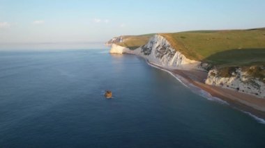 İngiltere 'nin en güzel yüksek açılı İngiliz manzarası ve Durdle Door Sahili Büyük Britanya manzarası. Görüntüler Drone 'un kamerasıyla 9 Eylül 2023' te çekildi. (Durdle Dor)