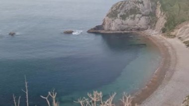 İngiltere 'nin en güzel yüksek açılı İngiliz manzarası ve Durdle Door Sahili Büyük Britanya manzarası. Görüntüler Drone 'un kamerasıyla 9 Eylül 2023' te çekildi. (Durdle Dor)