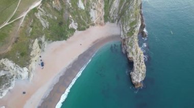 İngiltere 'nin en güzel yüksek açılı İngiliz manzarası ve Durdle Door Sahili Büyük Britanya manzarası. Görüntüler Drone 'un kamerasıyla 9 Eylül 2023' te çekildi. (Durdle Dor)