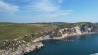 İngiltere 'nin en güzel yüksek açılı İngiliz manzarası ve Durdle Door Sahili Büyük Britanya manzarası. Görüntüler Drone 'un kamerasıyla 9 Eylül 2023' te çekildi. (Durdle Dor)