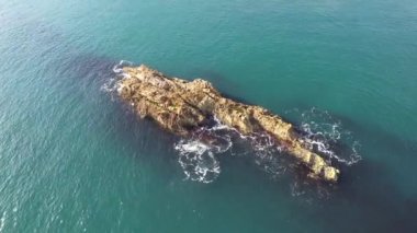 İngiltere 'nin en güzel yüksek açılı İngiliz manzarası ve Durdle Door Sahili Büyük Britanya manzarası. Görüntüler Drone 'un kamerasıyla 9 Eylül 2023' te çekildi. (Durdle Dor)