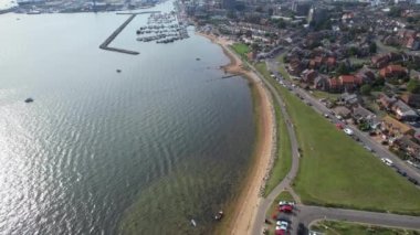 Durdle Door Sahili 'ndeki Cliff ve Hills' in yüksek açılı görüntüsü. İngiltere 'nin Büyük Turist Çekimi ve Yazın Çok Ünlü. En Güzel Manzaranın Muhteşem Görüntüsü 9 Eylül 2023 'te Çekildi