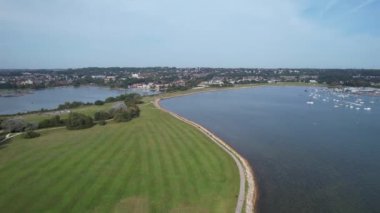 Durdle Door Sahili 'ndeki Cliff ve Hills' in yüksek açılı görüntüsü. İngiltere 'nin Büyük Turist Çekimi ve Yazın Çok Ünlü. En Güzel Manzaranın Muhteşem Görüntüsü 9 Eylül 2023 'te Çekildi
