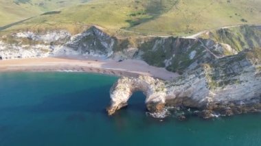 İngiltere 'nin Durdle Door Sahili İngiltere, İngiltere. Görüntüler Drone 'un kamerasıyla 9 Eylül 2023' te çekildi.