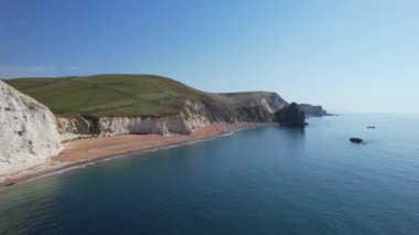 İngiltere 'nin Durdle Door Sahili İngiltere, İngiltere. Görüntüler Drone 'un kamerasıyla 9 Eylül 2023' te çekildi.
