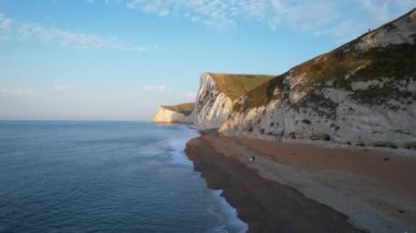 İngiltere İngiltere 'nin Durdle Door Sahili Güzel Yüksek Açılı Sabah Manzarası ve Deniz Manzarası. Görüntüler Drone 'un kamerasıyla 9 Eylül 2023' te çekildi. (Durdle Dor)