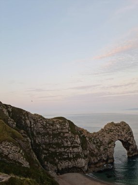 İngiltere 'nin en güzel yüksek açılı İngiliz manzarası ve Durdle Door Sahili Büyük Britanya manzarası. Görüntüler Drone 'un kamerasıyla 9 Eylül 2023' te çekildi. (Durdle Dor)