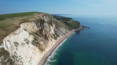 İngiltere İngiltere 'nin Durdle Door Sahili Güzel Yüksek Açılı Sabah Manzarası ve Deniz Manzarası. Görüntüler Drone 'un kamerasıyla 9 Eylül 2023' te çekildi. (Durdle Dor)