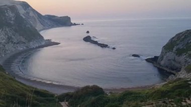 İngiltere İngiltere 'nin Durdle Door Sahili Güzel Yüksek Açılı Sabah Manzarası ve Deniz Manzarası. Görüntüler Drone 'un kamerasıyla 9 Eylül 2023' te çekildi. (Durdle Dor)