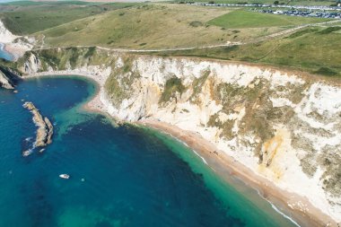 İngiltere 'nin en güzel yüksek açılı İngiliz manzarası ve Durdle Door Sahili Büyük Britanya manzarası. Görüntüler Drone 'un kamerasıyla 9 Eylül 2023' te çekildi. (Durdle Dor)