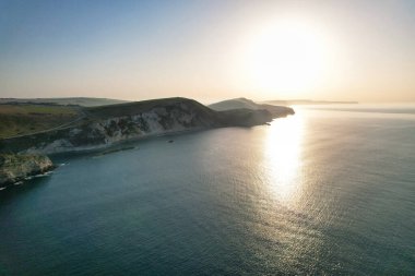 İngiltere 'nin en güzel yüksek açılı İngiliz manzarası ve Durdle Door Sahili Büyük Britanya manzarası. Görüntüler Drone 'un kamerasıyla 9 Eylül 2023' te çekildi. (Durdle Dor)
