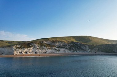 İngiltere 'nin en güzel yüksek açılı İngiliz manzarası ve Durdle Door Sahili Büyük Britanya manzarası. Görüntüler Drone 'un kamerasıyla 9 Eylül 2023' te çekildi. (Durdle Dor)