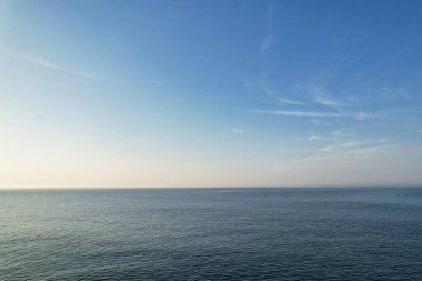 İngiltere 'nin en güzel yüksek açılı İngiliz manzarası ve Durdle Door Sahili Büyük Britanya manzarası. Görüntüler Drone 'un kamerasıyla 9 Eylül 2023' te çekildi. (Durdle Dor)