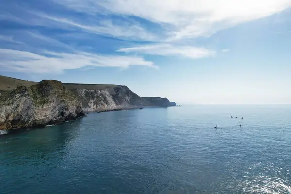 İngiltere 'nin en güzel yüksek açılı İngiliz manzarası ve Durdle Door Sahili Büyük Britanya manzarası. Görüntüler Drone 'un kamerasıyla 9 Eylül 2023' te çekildi. (Durdle Dor)