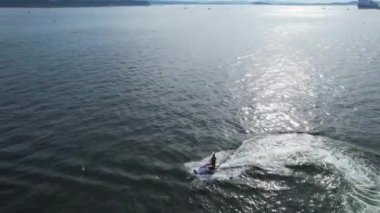 Muhteşem Yüksek Açılı Halk Manzarası İngiltere 'nin Durdle Door Manzaralı Suları' nın Okyanus Sahili 'nde Britanya' nın Kayılarda ve Yüzmede Sıcak Havası 'nın tadını çıkarıyor. 9 Eylül 2023 'te Çekilen Görüntüler