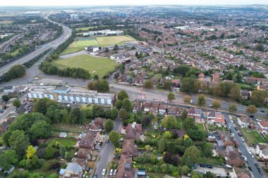 Birleşik Krallık 'taki Farley Hills Luton City yakınlarındaki Dallow Yolu' nda bulunan Residential Homes ve Industrial Estate 'in hava görüntüsü birleştirildi. Yüksek Açılı Kamera 7 Eylül 2023 'te Drone' un Kamerasıyla çekildi.