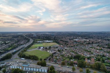 Birleşik Krallık 'taki Farley Hills Luton City yakınlarındaki Dallow Yolu' nda bulunan Residential Homes ve Industrial Estate 'in hava görüntüsü birleştirildi. Yüksek Açılı Kamera 7 Eylül 2023 'te Drone' un Kamerasıyla çekildi.