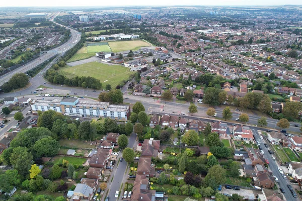 Birleşik Krallık 'taki Farley Hills Luton City yakınlarındaki Dallow Yolu' nda bulunan Residential Homes ve Industrial Estate 'in hava görüntüsü birleştirildi. Yüksek Açılı Kamera 7 Eylül 2023 'te Drone' un Kamerasıyla çekildi.