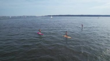 Muhteşem Yüksek Açılı Halk Manzarası İngiltere 'nin Durdle Door Manzaralı Suları' nın Okyanus Sahili 'nde Britanya' nın Kayılarda ve Yüzmede Sıcak Havası 'nın tadını çıkarıyor. 9 Eylül 2023 'te Çekilen Görüntüler