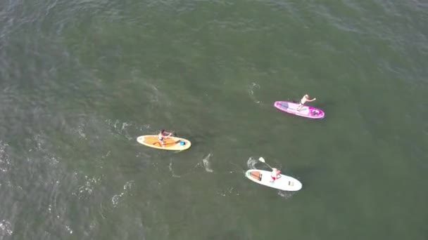 Люди Наслаждаются Жаркой Британской Погодой Лодках Плывут Океанскому Пляжу Видом — стоковое видео