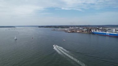 Muhteşem Yüksek Açılı Halk Manzarası İngiltere 'nin Durdle Door Manzaralı Suları' nın Okyanus Sahili 'nde Britanya' nın Kayılarda ve Yüzmede Sıcak Havası 'nın tadını çıkarıyor. 9 Eylül 2023 'te Çekilen Görüntüler