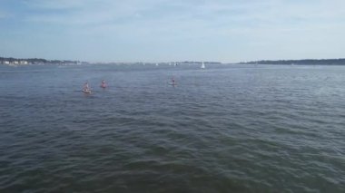 Muhteşem Yüksek Açılı Halk Manzarası İngiltere 'nin Durdle Door Manzaralı Suları' nın Okyanus Sahili 'nde Britanya' nın Kayılarda ve Yüzmede Sıcak Havası 'nın tadını çıkarıyor. 9 Eylül 2023 'te Çekilen Görüntüler