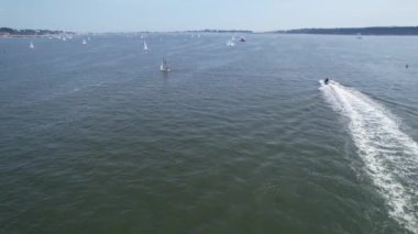 Muhteşem Yüksek Açılı Halk Manzarası İngiltere 'nin Durdle Door Manzaralı Suları' nın Okyanus Sahili 'nde Britanya' nın Kayılarda ve Yüzmede Sıcak Havası 'nın tadını çıkarıyor. 9 Eylül 2023 'te Çekilen Görüntüler