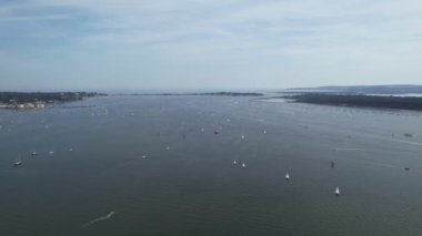 Muhteşem Yüksek Açılı Halk Manzarası İngiltere 'nin Durdle Door Manzaralı Suları' nın Okyanus Sahili 'nde Britanya' nın Kayılarda ve Yüzmede Sıcak Havası 'nın tadını çıkarıyor. 9 Eylül 2023 'te Çekilen Görüntüler