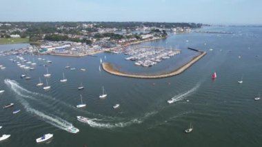 Muhteşem Yüksek Açılı Halk Manzarası İngiltere 'nin Durdle Door Manzaralı Suları' nın Okyanus Sahili 'nde Britanya' nın Kayılarda ve Yüzmede Sıcak Havası 'nın tadını çıkarıyor. 9 Eylül 2023 'te Çekilen Görüntüler