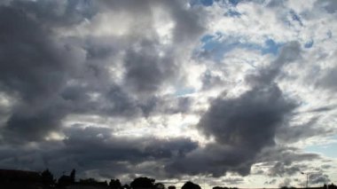 İngiltere 'nin Luton şehrinde hızlı hareket eden dramatik bulutların ve gökyüzünün yüksek açılı görüntüleri.