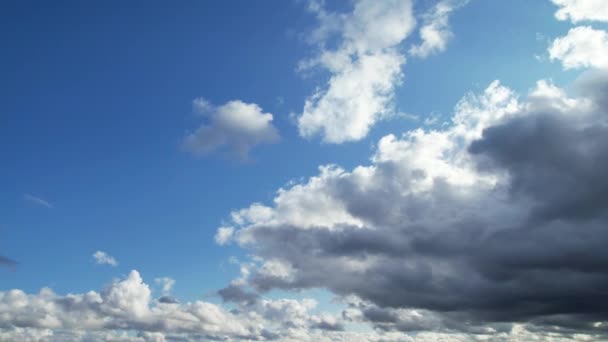 Imágenes Ángulo Alto Nubes Dramáticas Movimiento Rápido Cielo Sobre Ciudad — Vídeos de Stock