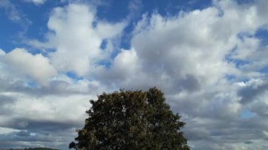 İngiltere 'nin Luton şehrinde hızlı hareket eden dramatik bulutların ve gökyüzünün yüksek açılı görüntüleri.
