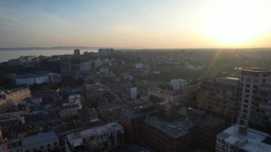 İngiltere 'nin Bournemouth şehrinin havadan görüntüsü. Görüntü İHA 'nın Kamerasıyla 9 Eylül 2023' te günbatımında çekildi.