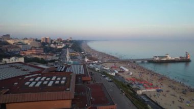 İngiltere 'nin Bournemouth şehrinin havadan görüntüsü. Görüntü İHA 'nın Kamerasıyla 9 Eylül 2023' te günbatımında çekildi.