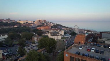 İngiltere 'nin Bournemouth şehrinin Sea View' daki İngiliz Turist Çekiminin Güzel Hava Görüntüsü. Yüksek Açılı Görüntü İHA 'nın Kamerasıyla 9 Eylül 2023' te Günbatımında