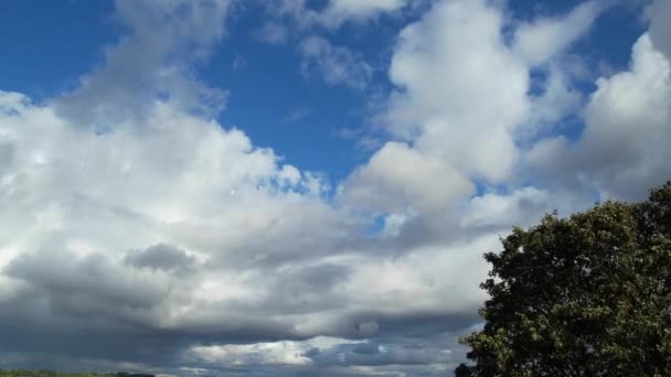 Hoge Hoek Beeld Van Fast Moving Dramatic Clouds Sky Luton — Stockvideo