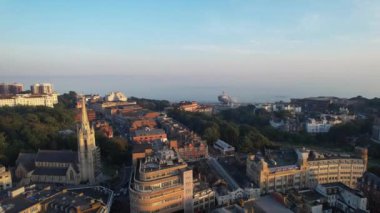 İngiltere 'nin Bournemouth şehrinin Sea View' daki İngiliz Turist Çekiminin Güzel Hava Görüntüsü. Yüksek Açılı Görüntü İHA 'nın Kamerasıyla 9 Eylül 2023' te Günbatımında