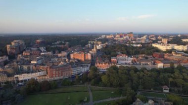 İngiltere 'nin Bournemouth şehrinin Sea View' daki İngiliz Turist Çekiminin Güzel Hava Görüntüsü. Yüksek Açılı Görüntü İHA 'nın Kamerasıyla 9 Eylül 2023' te Günbatımında