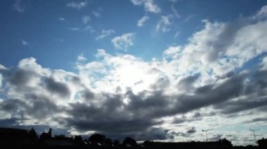 Bulutların Üzerinden En Güzel ve En İyi Yüksek Açılı Dramatik Gökyüzü Görüntüsü. İngiltere 'nin Luton şehrinde sabah erken saatlerde yükselen Hızlı Hareketli Bulutlar