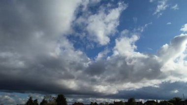 Bulutların Üzerinden En Güzel ve En İyi Yüksek Açılı Dramatik Gökyüzü Görüntüsü. İngiltere 'nin Luton şehrinde sabah erken saatlerde yükselen Hızlı Hareketli Bulutlar